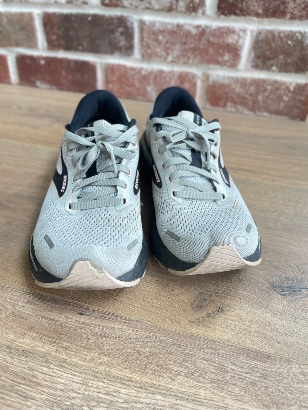 Brooks Adrenaline GTS Women’s Running Shoes - Light Gray/Black size 8.5